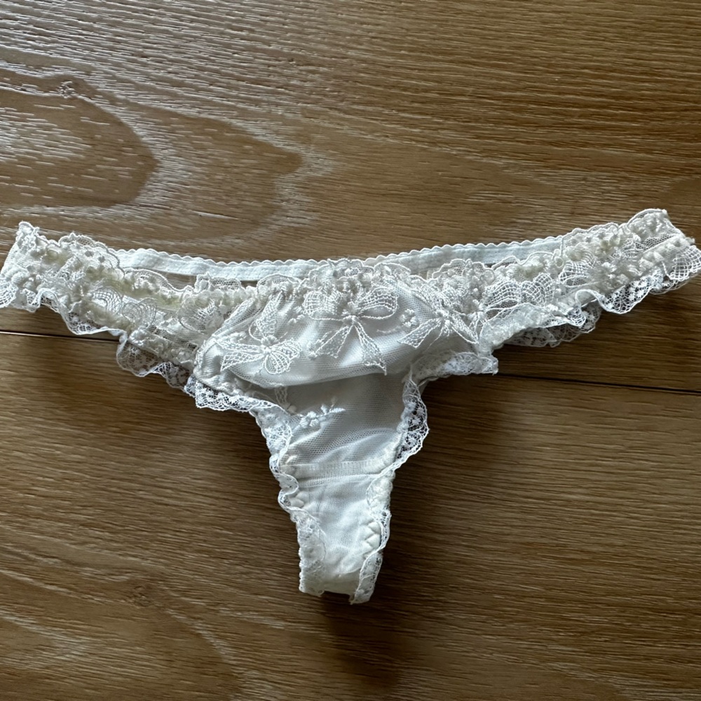 Elegant Lace Women's Thong - Cream